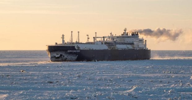 Нова проблема Москви танкер тіньового флоту раптово відмовився від завантаження СПГ Нова проблема Москви танкер тіньового флоту раптово відмовився від завантаження СПГ