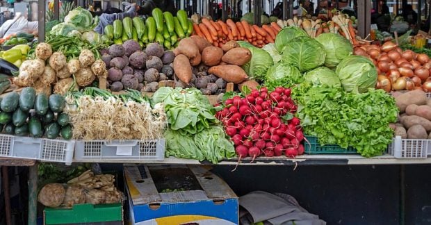 Ціни на овочі змінюються огірки та помідори подорожчали а картопля стала дешевшою Ціни на овочі змінюються огірки та помідори подорожчали а картопля стала дешевшою