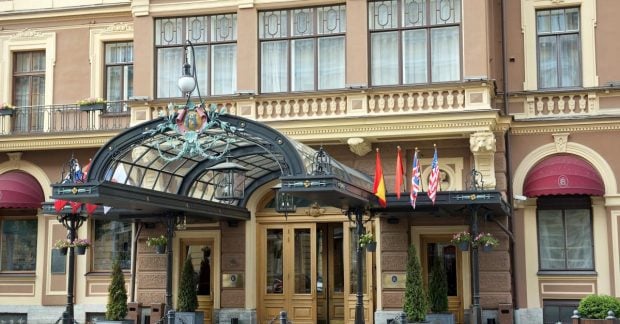 Люксовий холдинг LVMH отримує прибуток в РФ від готелю для близьких Путіна за версією Reuters Люксовий холдинг LVMH отримує прибуток в РФ від готелю для близьких Путіна за версією Reuters