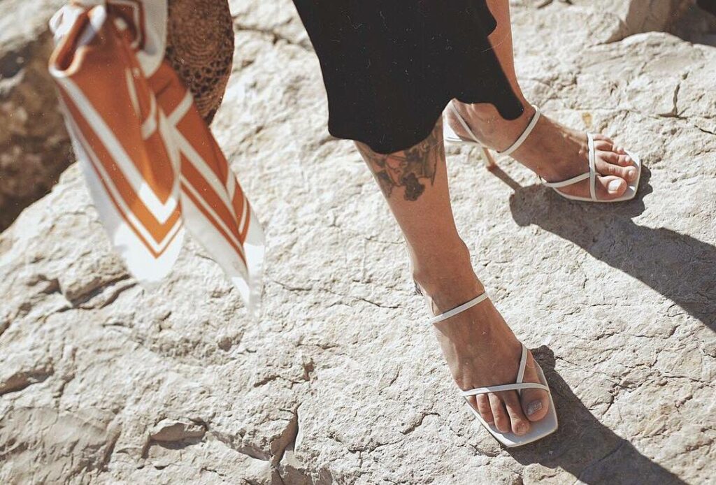 Як обрати жіноче взуття на літо: від легких шльопанців до білих кросівок INTERTOP