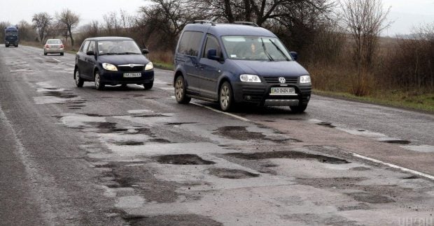 Україна відремонтує в цьому році небагато доріг через катастрофічний брак фінансів Україна відремонтує в цьому році небагато доріг через катастрофічний брак фінансів